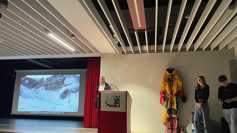 Der Gesch&auml;ftsf&uuml;hrer Marco Aum&uuml;ller und Pressesprecherin Melissa Deisinger mit Herbert Hellmuth (von rechts) bei der Filmvorf&uuml;hrung &uuml;ber den &bdquo;Nanga Parbat&ldquo; und das Extrembergsteigen.