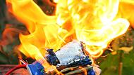 Brandgefährlich: Wenn ein Akku oder eine Batterie, die Lithium enthält, Feuer gefangen haben, sind sie kaum noch zu löschen.
