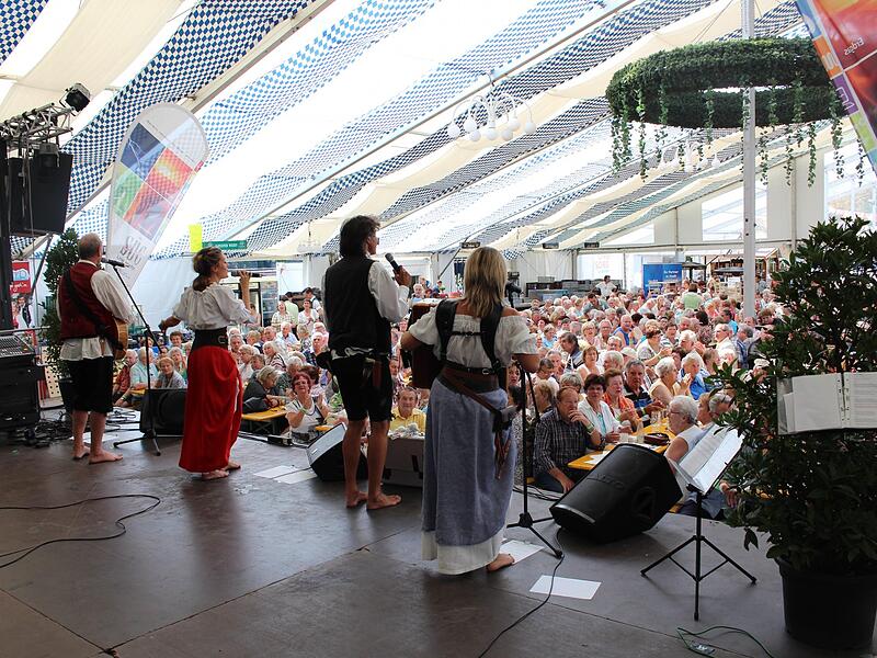 Bierzelt und Musikprogramm gehörten beim Vogelschießen früher dazu.