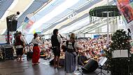 Bierzelt und Musikprogramm gehörten beim Vogelschießen früher dazu.