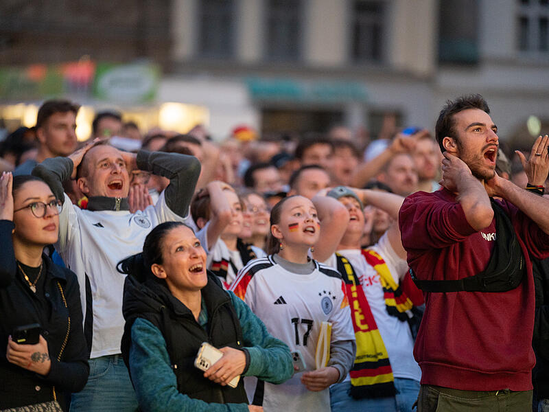Zur EM 2024 fand auf dem Maxplatz das Public Viewing zum Auftaktspiel Deutschland gegen Schottland statt. Auch zur WM können sich Fußballbegeisterte wieder auf eine XXXL-Leinwand in der Bamberger Altstadt freuen.EM 2024: Auftaktspiel Deutschland vs Schottland - Die schönsten Fotos vom Public-Viewing am Maxplatz Zur EM 2024 fand auf dem Maxplatz das Public Viewing zum Auftaktspiel Deutschland gegen Schottland statt. Auch zur WM können sich Fußballbegeisterte wieder auf eine XXXL-Leinwand in der Bamberger Altstadt freuen.EM 2024: Auftaktspiel Deutschland vs Schottland - Die schönsten Fotos vom Public-Viewing am Maxplatz