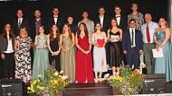 Die Schüler mit den „Einserschnitten“ und herausragenden Leistungen in den Fächern mit Direktor Hartmut Weis (hintere Reihe links) sowie Bürgermeister Jürgen Hennemann (Zweiter von rechts)