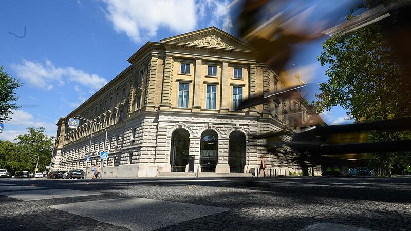 Vor dem Amtsgericht in W&uuml;rzburg fiel ein Mann aus Ochsenfurt am Mittwoch mit &uuml;blen Beschimpfungen auf.