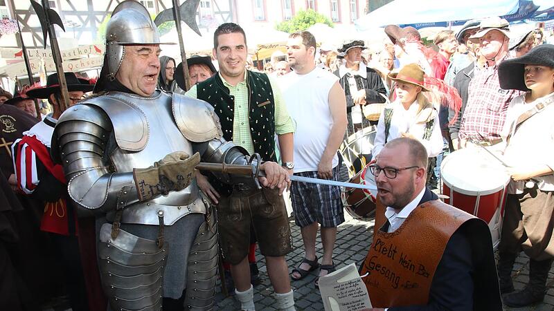 Auch gute Nachricht hatte Bürgermeister Neeb dabei: Das Altstadtfest wird nächstes Jahr wieder stattfinden. Auch gute Nachricht hatte Bürgermeister Neeb dabei: Das Altstadtfest wird nächstes Jahr wieder stattfinden.