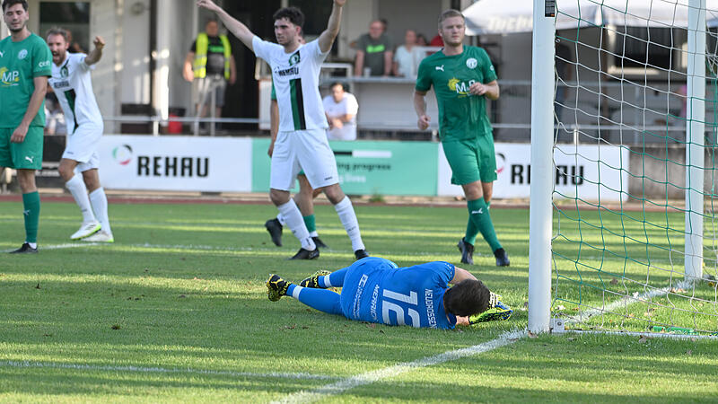 Im Bayernliga-Duell setzte sich der SC Eltersdorf (wei&szlig;e Trikots) mit 3:0 gegen den TSV Neudrossenfeld durch.