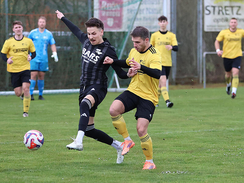 Der Knetzgauer Felix Willinger (links) k&auml;mpft mit mit Ettlebens Leon Rottmann um das Spielger&auml;t.