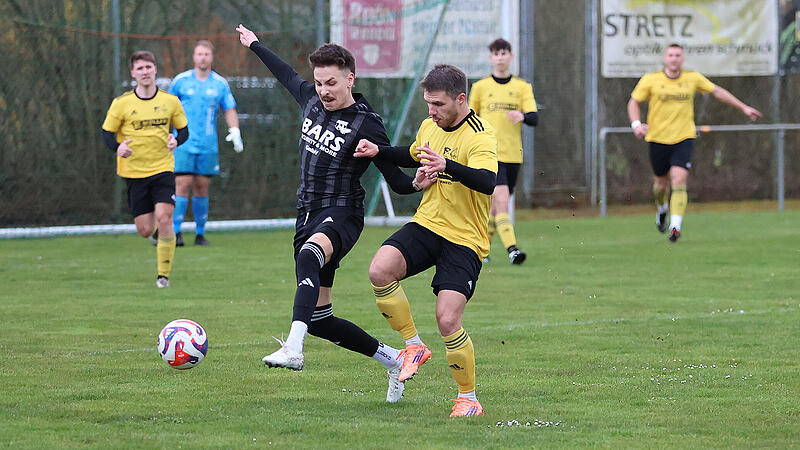 Der Knetzgauer Felix Willinger (links) k&auml;mpft mit mit Ettlebens Leon Rottmann um das Spielger&auml;t.