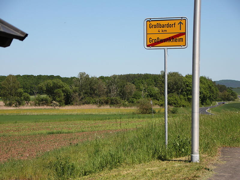 Die Fläche um den Vogelweiher (Großwenkheim Richtung Großbardorf) war früher mal ein Moor – und das soll es wieder werden. Die Fläche um den Vogelweiher (Großwenkheim Richtung Großbardorf) war früher mal ein Moor – und das soll es wieder werden.