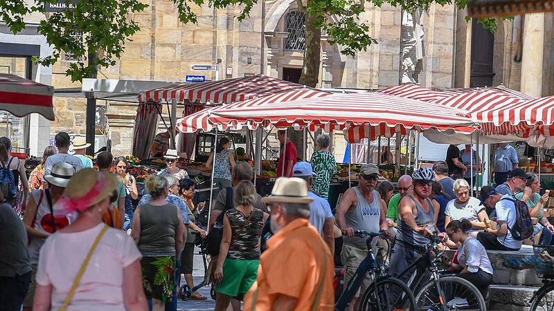 Im dichten Gedr&auml;nge der Innenstadt heizt sich die Luft schnell auf.
