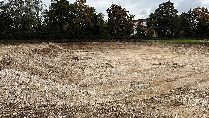 Inzwischen pr&auml;gt sie das Stadtbild: Die Baugrube auf dem ehemaligen Jahngel&auml;nde sollte der Start des Philosophenviertels sein. Stattdessen wurde das Projekt mit ihrem Aushub begraben.
