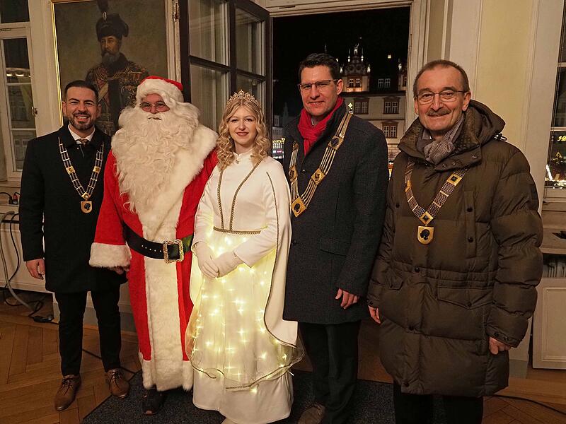 Dritter B&uuml;rgermeister Can Aydin, Weihnachtsmann Ingo Stedler, Christkind Penelope K&uuml;hne, Oberb&uuml;rgermeister Dominik Sauerteig und Zweiter B&uuml;rgermeister Hans-Herbert Hartan.