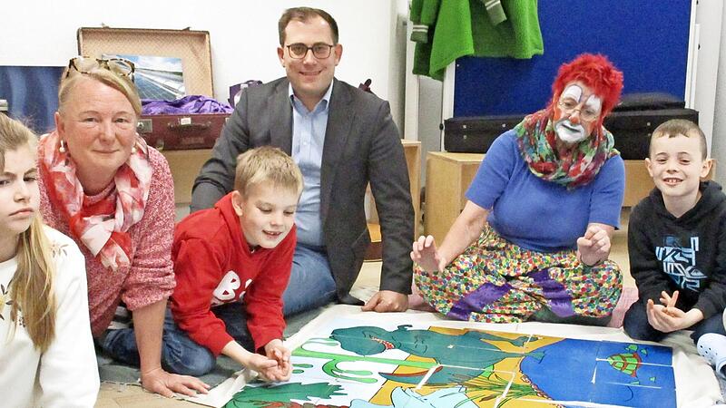Kinder der GS Wartmannsroth, Christine Pfaff Bayernwerk, Bürgermeister Florian Atzmüller, Umweltclownin Ines Hansen Kinder der GS Wartmannsroth, Christine Pfaff Bayernwerk, Bürgermeister Florian Atzmüller, Umweltclownin Ines Hansen