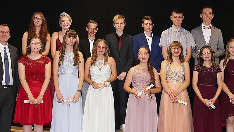 Alle Sch&uuml;lerinnen und Sch&uuml;ler haben ihre Abschlusspr&uuml;fung bestanden. Die 16 Schulbesten des Jahrgangs 2022 der Dr.-Ernst-Realschule Ebern mit Schulleiter Hartmut Weis (links) und der Schulbesten, Johanna Wei&szlig; (vorne rechts) genie&szlig;en den besonderen...