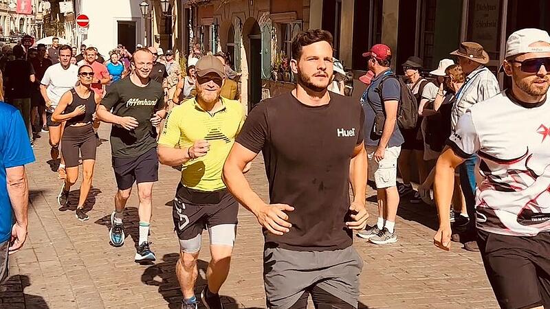 Einmal quer durch die Sandstraße: Der Runclub bahnt sich seinen Weg durch die Altstadt