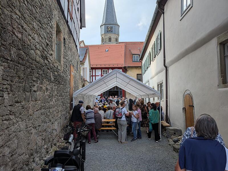 Der Hof bildet mit dem Heimatspielhaus und der neu sanierten Kulturscheune ein sehr gem&uuml;tliches Ambiente.