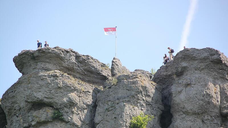 Oft unterschätzen Wanderer die Gefahr, die ihnen auf der Kante des Staffelberg-Plateaus droht. Sie wagen sich sehr weit vor. Eine Windbö genügt dann, sie abstürzen zu lassen.