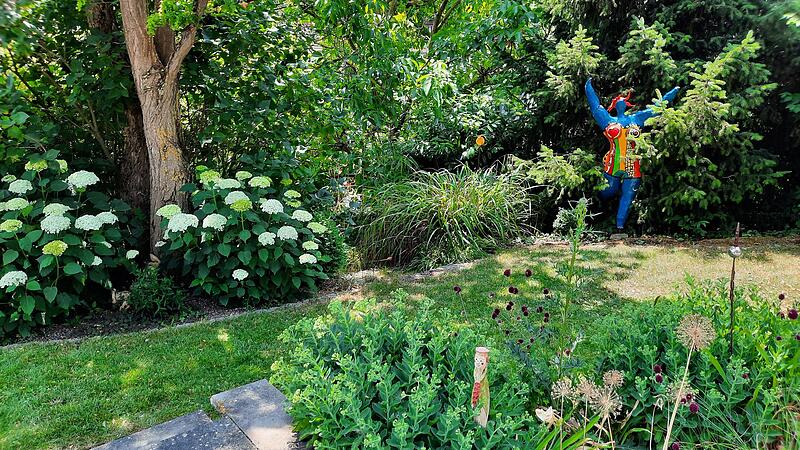 Wettbewerb &bdquo;Natur im Garten&ldquo; im Landkreis Ha&szlig;berge: Im Garten von Cornelia B&ouml;tsch-Winterstein in Eltmann gehen Kunst und Natur eine Verbindung ein.
