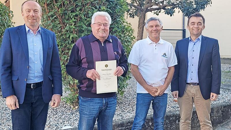 Vor etwa 40 Jahren verbrachte das Ehepaar Machner aus Berlin erstmals seinen Urlaub im Frankenwald. Inzwischen ist Wallenfels längst zu seiner neuen Heimat geworden. Heinz Machner saß von 2000 bis 2015 im Ausschuss des örtlichen Frankenwaldvereins und war sechs Jahre als Wanderwart tätig. Jetzt erhielt er das Ehrenzeichen des Frankenwaldvereins. Im Bild (von links) Obmann Jürgen Schlee, Heinz Machner, Zweiter Obmann Michael Stöcker und Bürgermeister Jens Korn