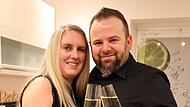 Prinzessin Susanne II. und Prinz Tobias I. freuen sich riesig auf Fasching 2023 und haben schon einmal den süßen Sekt ausgepackt.