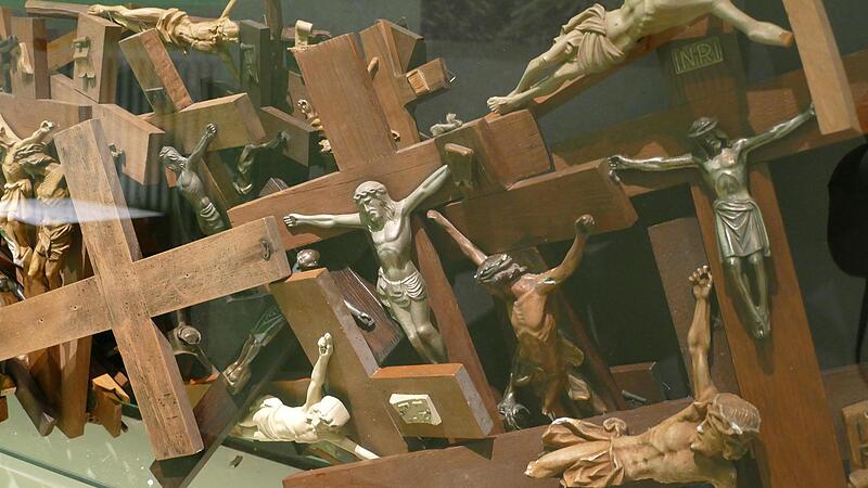 Dem Ausstellungsbesucher begegnen zuerst entsorgte Kreuze und Kruzifixe.