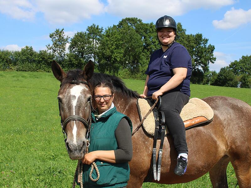 Patientin Celine Neubauer reitet regelmäßig unter der Führung von Reittherapeutin Anna Dürrbeck auf Adena.Forchheim & Fränkische Schweiz Patientin Celine Neubauer reitet regelmäßig unter der Führung von Reittherapeutin Anna Dürrbeck auf Adena.Forchheim & Fränkische Schweiz