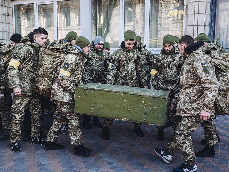 Soldaten transportieren in Kiew militärische Ausrüstung. Kurz nach Ende einer ersten Runde von Friedensverhandlungen zwischen Russen und Ukrainern hat es in der ukrainischen Hauptstadt Kiew Medienberichten zufolge mindestens zwei große Explosionen gegeben.