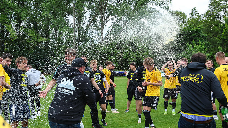 Der unverhoffte Aufstieg der SG Küps/Schmölz wurde ordentlich gefeiert.