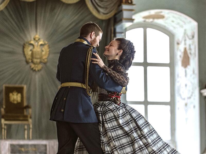 Sisi und Franz: Devrim Lingnau und Philip Froissant beim Tanz in Schloss Weissenstein in der neuen Staffel 3 der Erfolgsserie „Die Kaiserin“ bei Netflix.
