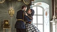 Sisi und Franz: Devrim Lingnau und Philip Froissant beim Tanz in Schloss Weissenstein in der neuen Staffel 3 der Erfolgsserie „Die Kaiserin“ bei Netflix.