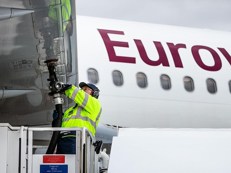 Betankung eines Eurowings-Flugzeugs
