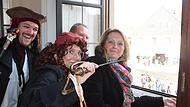 Am Ende ist es gut für Zweite Bürgermeisterin Sabine Rießner ausgegangen. Die Piraten machten nur Spaß und die Klinge war aus Plastik. Aber das Ritual kennt Rießner schon seit Jahren.