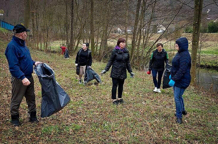 Ein Team hat sich den Hang am Bach vorgenommen.