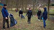 Ein Team hat sich den Hang am Bach vorgenommen.