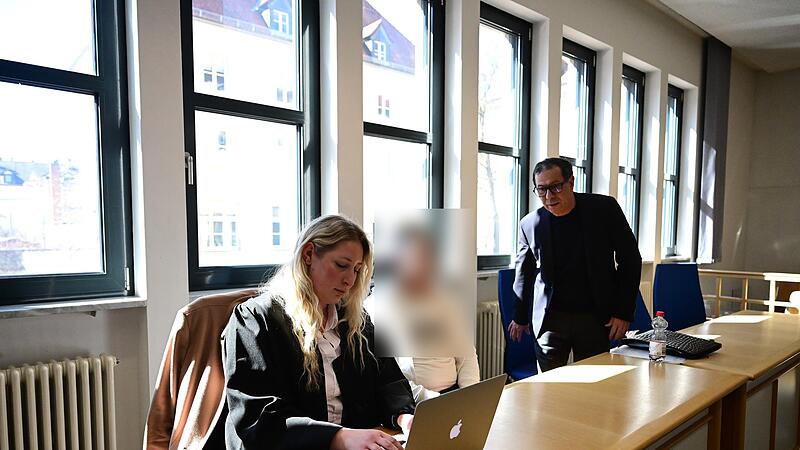 Amtsgericht Bamberg Vater verprügelt und bedroht Sohn Rechtsanwältin Laura Kelker aus Bamberg, der Angeklagte und ein Dolmetscher