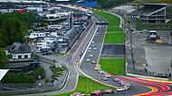 Blick auf die legendäre, hügelige Rennstrecke von Spa-Francorchamps in den Ardennen. Blick auf die legendäre, hügelige Rennstrecke von Spa-Francorchamps in den Ardennen.