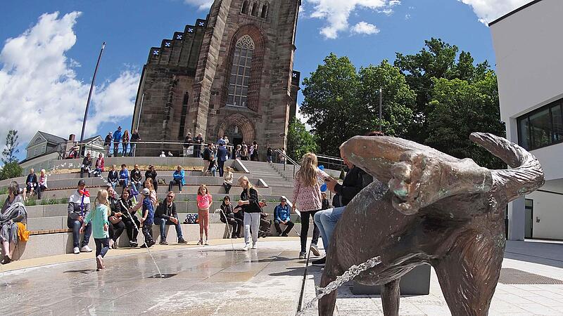 Hei&szlig; diskutiert: Der pinkelnde Hund auf dem Neustadter Marktplatz hat Vorbilder in aller Welt.
