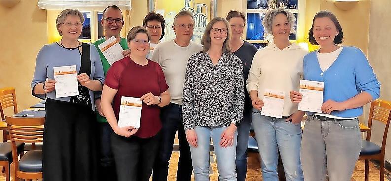 Sie bekamen bei einem gemütlichen Beisammensein Urkunden für das Deutsche Sportabzeichen überreicht (von links): Petra Kompst, Christoph Huser, Ines Böhmchen, Dagmar Süppel, Dieter Oschinger (14. Teilnahme), Christine Murmann, Ruth Schneider, Astr...