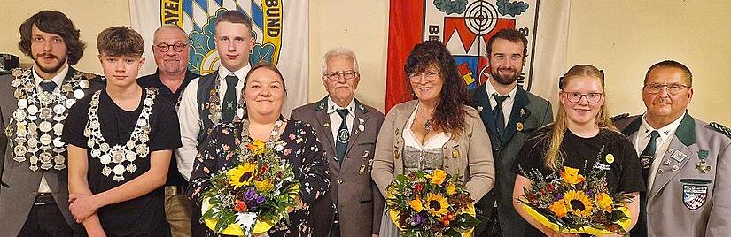 Die Gaukönige: (von links) Gaukönig Julian Fels, Gau-Jugendkönig Leonard Reckert, Robin Hood Jörg-Olaf Heckel, Jugend- Robin Hood Lukas Weber, Schützenliesel Julia Masselter, Gaukönig (Auflage) Dietmar Bohlender, Pistolenkönig Maria Schlembach, Bl...