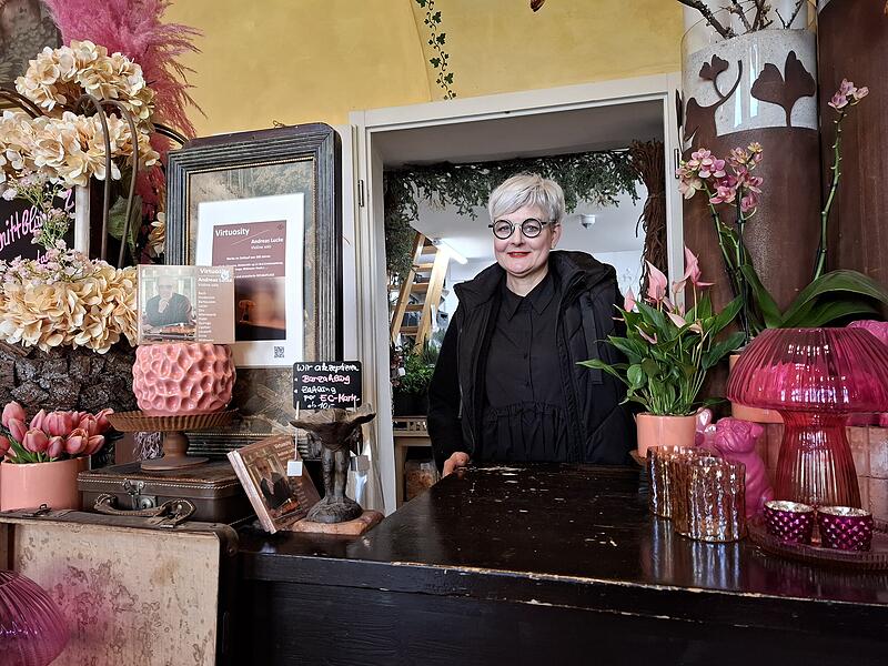 Heike Tomesch hinter der Kasse im Blumenstudio am Maxplatz
