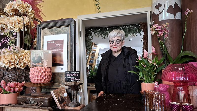 Heike Tomesch hinter der Kasse im Blumenstudio am Maxplatz