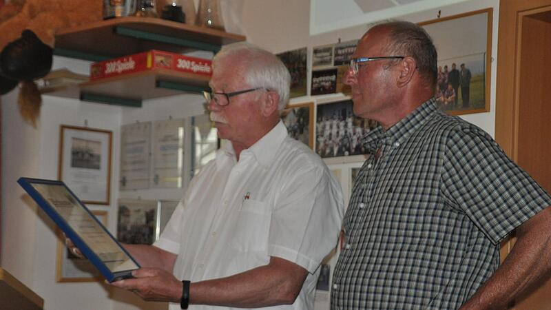 Die zwei neuen Ehrenmitglieder des TSV Pfarrweisach, Emil Barthelmann (links) und Leni Pfadenhauer