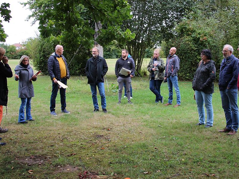 Auf dieser Fläche im Etzelskirchener Friedhof sind künftig „naturnahe Wiesenbestattungen“ möglich. Die Mitglieder des Bauausschusses machten sich vor Ort ein Bild. Auf dieser Fläche im Etzelskirchener Friedhof sind künftig „naturnahe Wiesenbestattungen“ möglich. Die Mitglieder des Bauausschusses machten sich vor Ort ein Bild.