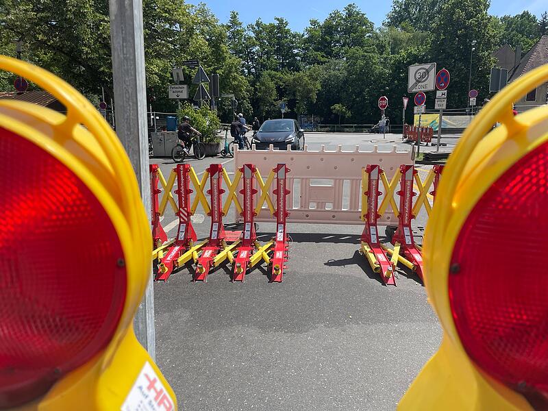 Zufahrtssperren wie diese in der Haagstra&szlig;e sind Teil des versch&auml;rften Sicherheitskonzepts der Stadt Erlangen f&uuml;r die Bergkirchweih.