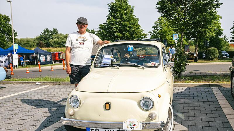 Matthias M&uuml;ller bei seinem Fiat 500 &ndash; eingetauscht gegen ein Wohnmobil.Forchheim & Fr&auml;nkische Schweiz