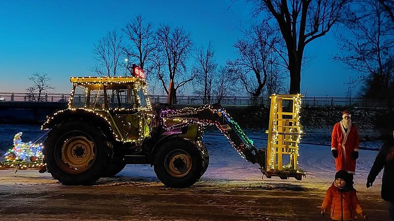 Auch ein Weihnachtsmann durfte bei der Lichterfahrt der Traktoren nicht fehlen.