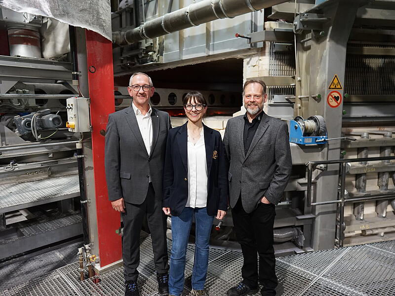Im Bild von links: Frank Martin (CFO), Carletta Heinz (CEO & Inhaberin) und Michael Wagner (Globaler Direktor Glasproduktion) Im Bild von links: Frank Martin (CFO), Carletta Heinz (CEO & Inhaberin) und Michael Wagner (Globaler Direktor Glasproduktion)