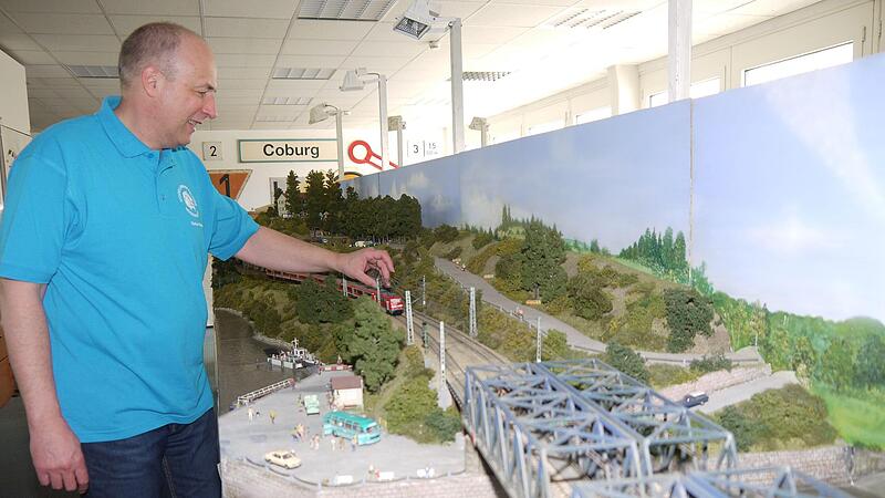 Immer sch&ouml;n vorsichtig: Stefan Hose an der  &bdquo;Flussanlage&ldquo; der Modellbahnfreunde R&ouml;dental.Modelleisenbahnfreunde R&ouml;dental