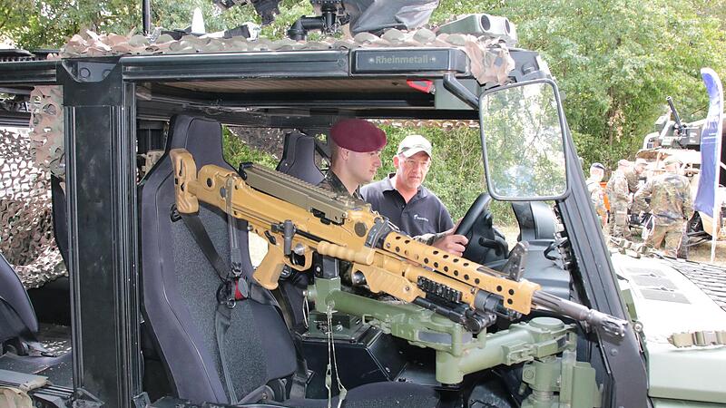 Die R&uuml;stungsfirma Rheinmetall stellte unter anderem das neue Luftlandefahrzeug Caracal vor.