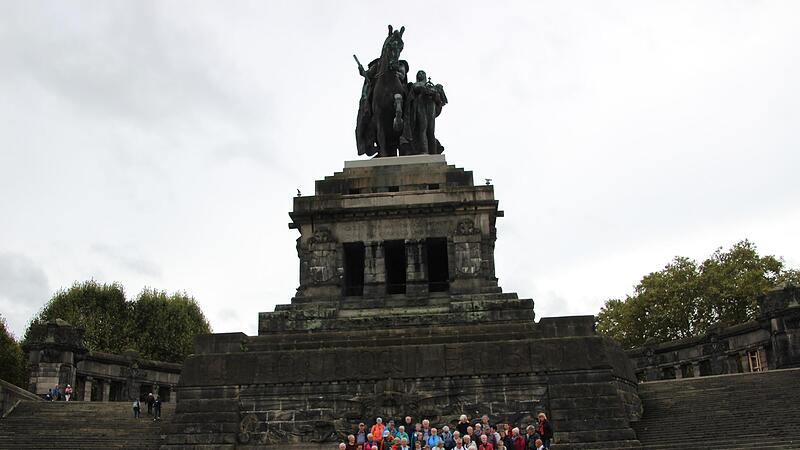 Die Hammelburger Reisegruppe am „Deutschen Eck“ in Koblenz mit dem berühmten Reiterstandbild von Kaiser Wilhelm. Die Hammelburger Reisegruppe am „Deutschen Eck“ in Koblenz mit dem berühmten Reiterstandbild von Kaiser Wilhelm.