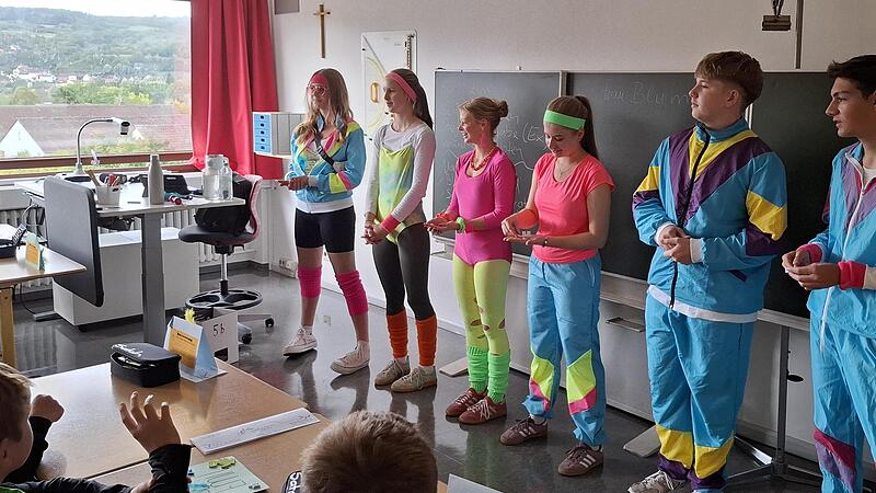 Tutoren aus den 9. und 10. Klassen begrüßen unterhaltsam die neuen Fünftklässler der Jakob-Kaiser-Realschule.